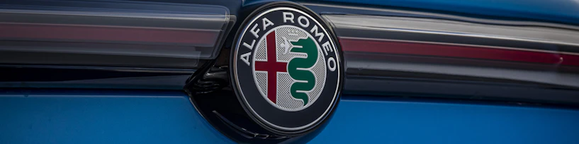 Nahaufnahme Front Blauer Alfa Romeo