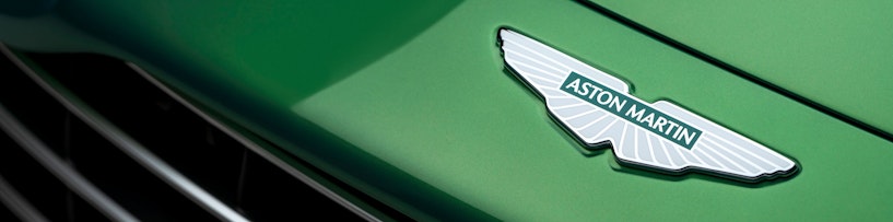 Logo su Aston Martin verde