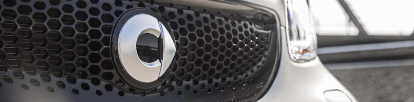 Gros plan sur le logo Smart à l'avant